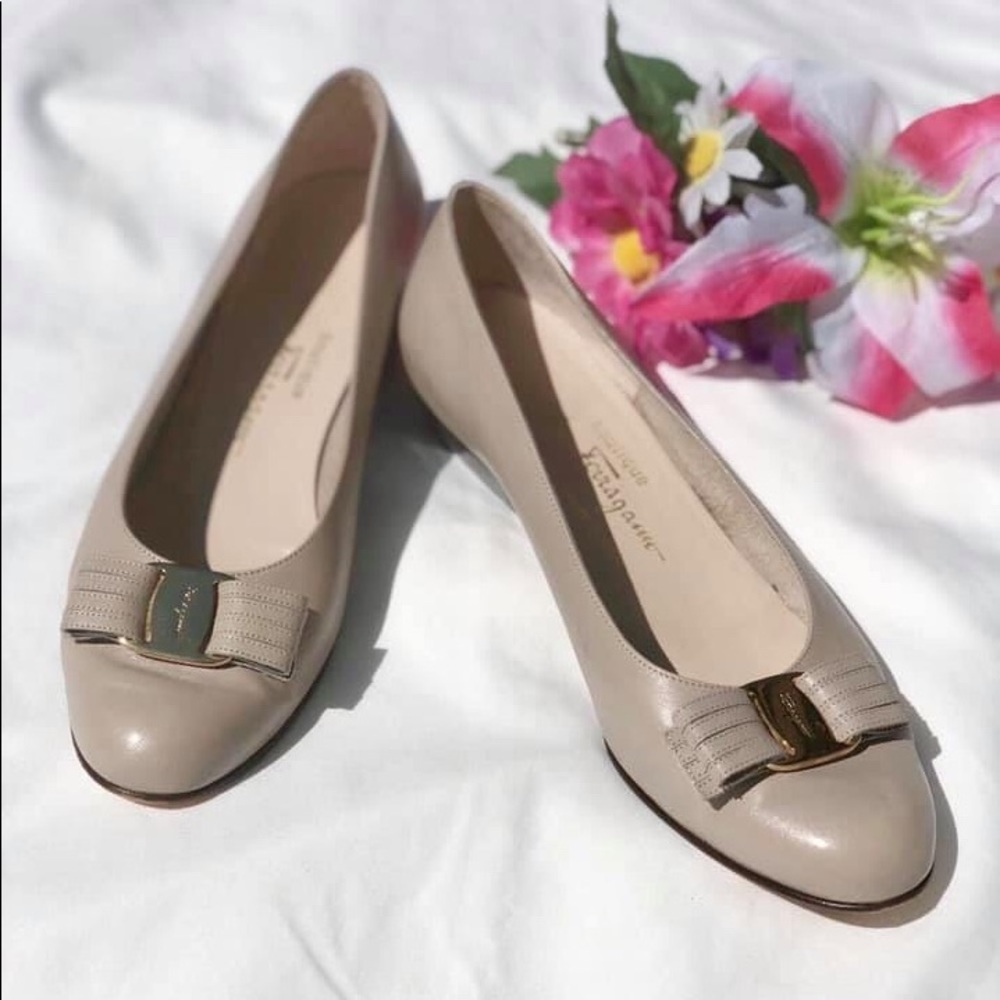 Salvatore Ferragamo Boutique Vers Bow